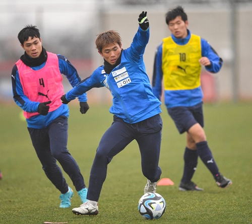 Công Phượng vắng mặt trong trận ra quân thất bại của Yokohama FC